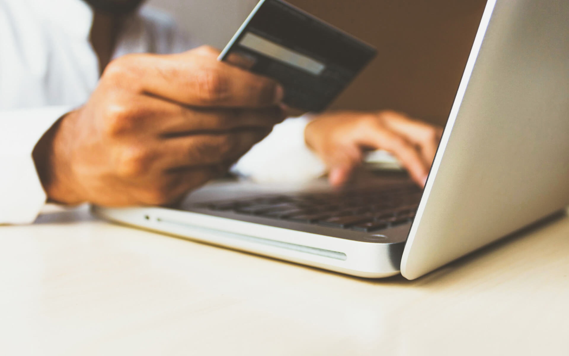 Homme payant son loyer en ligne